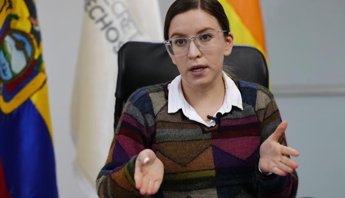 La secretaria de Derechos Humanos de Ecuador, Bernarda Ordóñez, habla en una entrevista con EFE hoy, en Quito (Ecuador).
