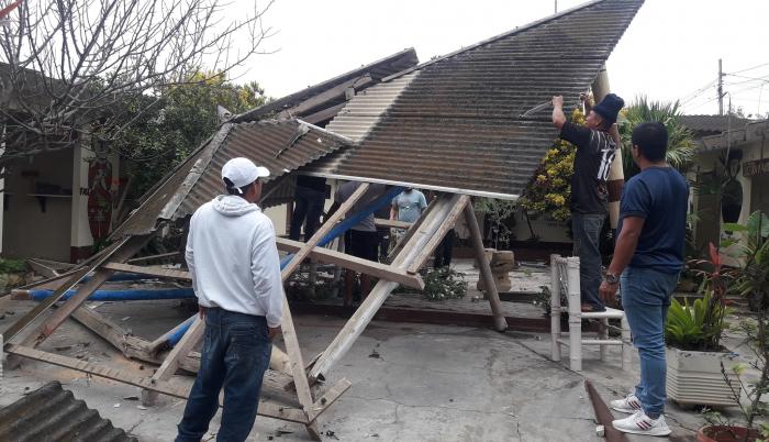 los comuneros limpiearon la estructura caida