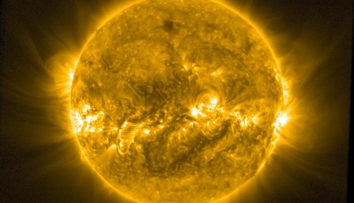 Manchas de hasta 150.000 kilómetros, viento y eyecciones violentas con partículas cargadas eléctricamente que podrían vencer el escudo natural de la Tierra forman parte de la actividad solar.