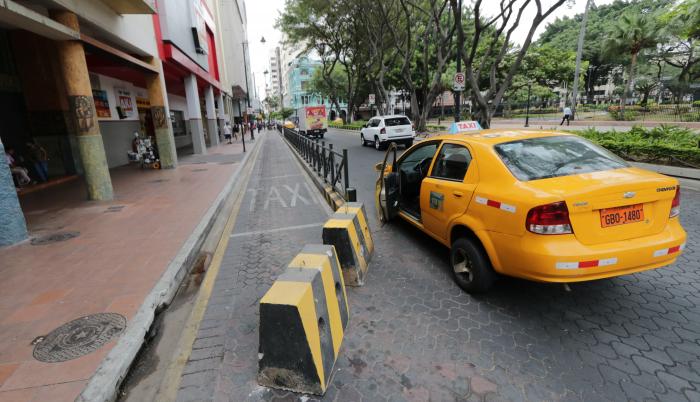 Medida. Con estos muros colocados en el lugar donde hacían estación los taxirrutas amaneció la ciudad.