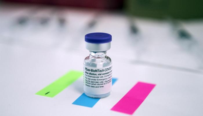 Regulador de EE.UU. concede su aprobación total a la vacuna de Pfizer