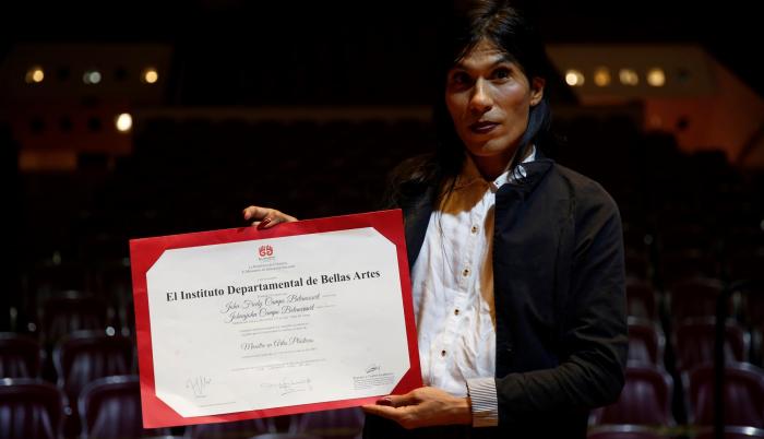 Johnajohn, primera persona no binaria con título universitario en Colombia