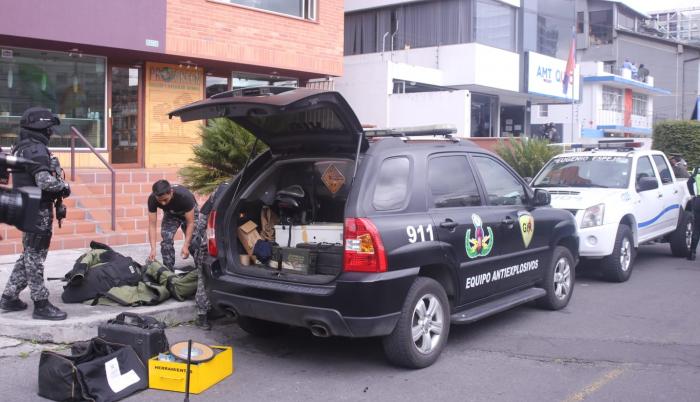 Policía amenaza de bomba