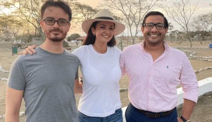 Marcela Aguiñaga, junto a los correístas Francisco Hidalgo y David Villamar.