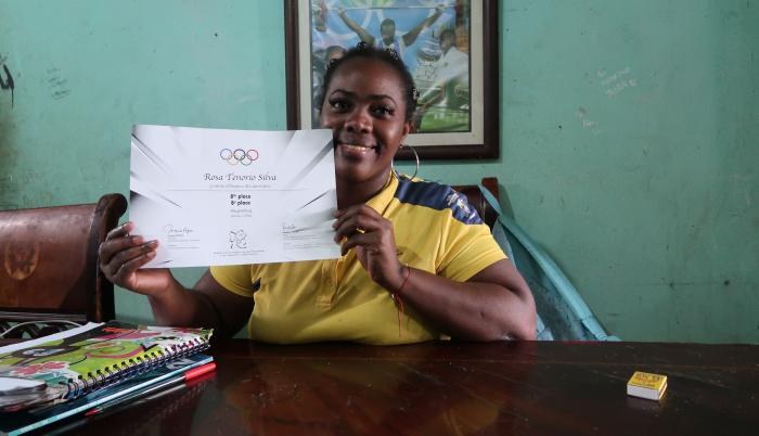 Rosa-Tenorio-Pesas-diploma