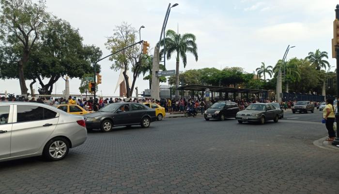 Largas filas se registraron este fin de semana en el punto de vacunación del malecón.