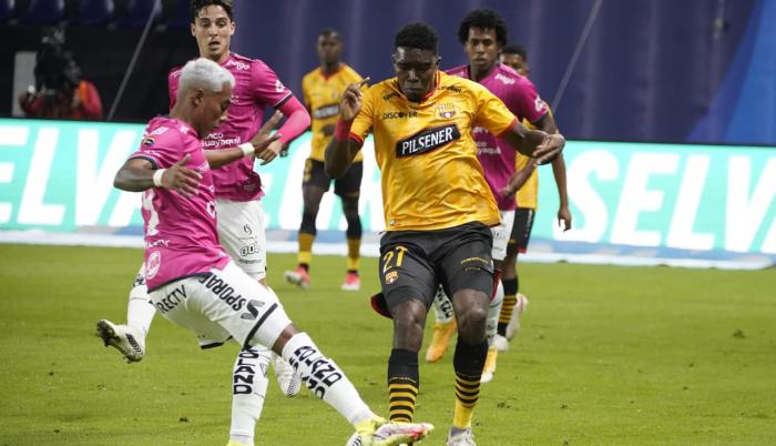 Toreros y rayados se van al descanso con un empate.
