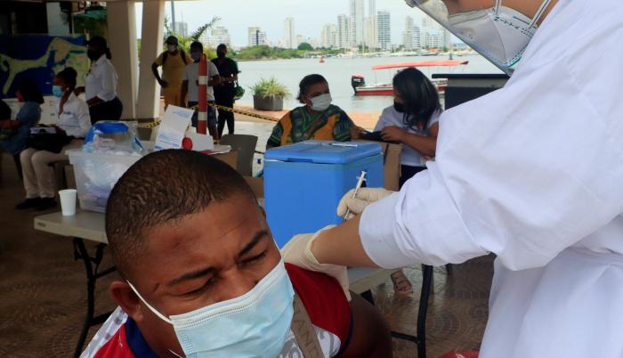Un hombre recibe una dosis de la vacuna contra la covid-19 hoy, en Cartagena (Colombia).