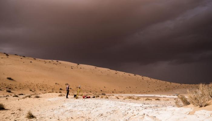 Una tormenta llega durante la excavación arqueológica de los restos de un antiguo lago en el norte de Arabia Saudí, donde los antiguos humanos vivían junto a animales como los hipopótamos.
