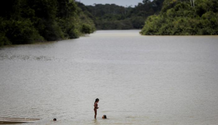 Niños indígenas de la etnia Xikrin en el río Bacaja.