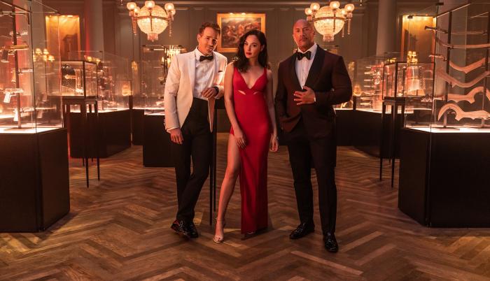 Fotograma cedido por Netflix donde aparecen los actores Ryan Reynolds (i), Gal Gadot (c) y Dwayne Johnson, durante una escena de la película