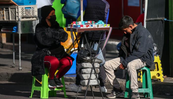 Vista de vendedores de tabaco en las calles de Quito (Ecuador).