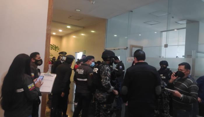 La Fiscalía junto a la Policía Nacional allanan la oficina de la segunda vicepresidente de la Asamblea Nacional, Bella Jiménez.