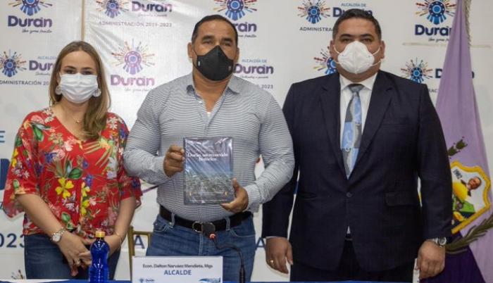 Acto. La concejala saliente junto al alcalde Dalton Narváez (c).