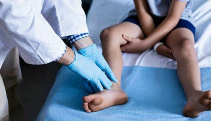 Doctor examina a niño con enfermedad de Duchenne
