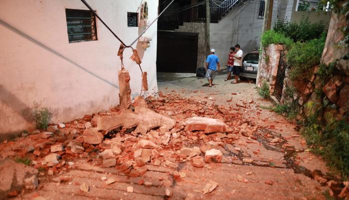Familias salen de sus viviendas este martes, debido al sismo de 7.1 en el balneario de Acapulco en el estado de Guerrero (México). Un sismo de magnitud 7,1 sacudió este martes el centro y sur de México, sin que hasta ahora se reporten víctimas o daños mat