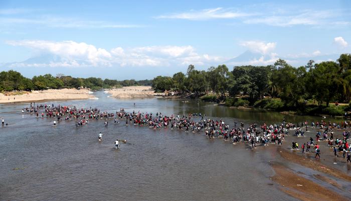 Migrantes cruzan hacia (6455882)
