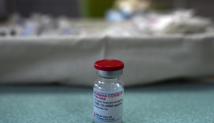 Moderna está desarrollando una dosis única de refuerzo contra la covid-19 y la gripe