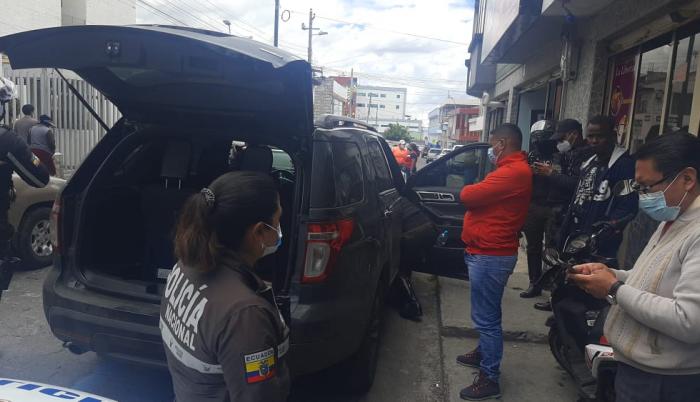 Cuando los gendarmes hicieron la requisa, encontraron 13 mil dólares, en billetes de 20, escondidos en el apoya brazos que hay entre los asientos del conductor y copiloto