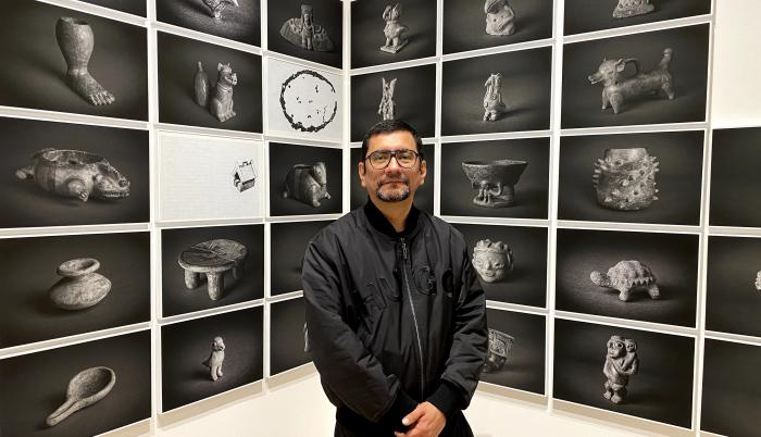 Gonzalo Vargas en la sala de exposición