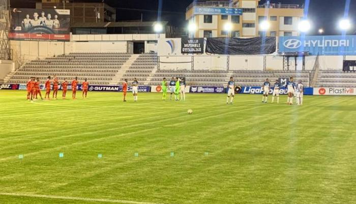 Los jugadores del Técnico Universitario y Manta saltaron a la cancha, a la espera de los árbitros.