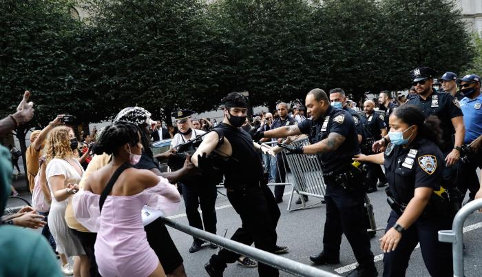 Met Gala manifestantes