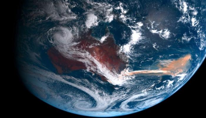 Imagen de satélite que muestra el humo de los incendios forestales australianos de 2019-2020 cubriendo partes del océano Antártico.