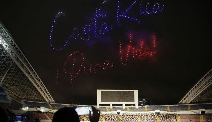 Vista de un mensaje sobre Costa Rica formado por 500 drones manejados por la empresa Intel, durante el cierre de los festejos del bicentenario de la independencia, el 15 de septiembre de 2021 en San José (Costa Rica).