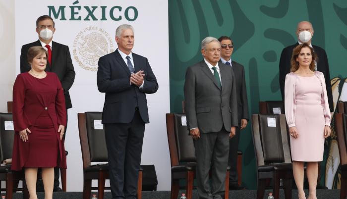El presidente de Cuba, Miguel Díaz-Canel, invitado especial, y el presidente de México, Andrés Manuel López Obrador (c-d), junto a sus esposas, respectivamente Lis Cuesta Peraza (i), y Beatriz Gutiérrez Múller (d), participan en el desfile militar del 211