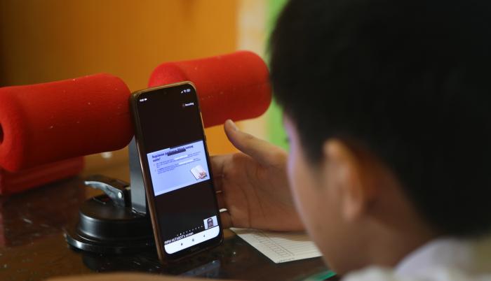 Un estudiante siguía una clase desde su movil en Banda Aceh, Indonesia, el pasado mes de julio.