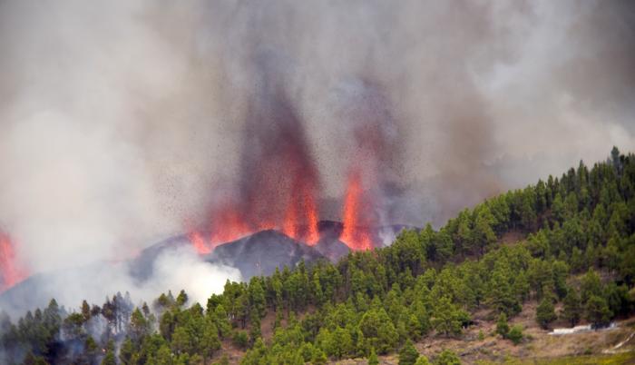 Una erupción volcánica ha comenzado esta tarde de domingo en los alrededores de Las Manchas, en El Paso (La Palma).