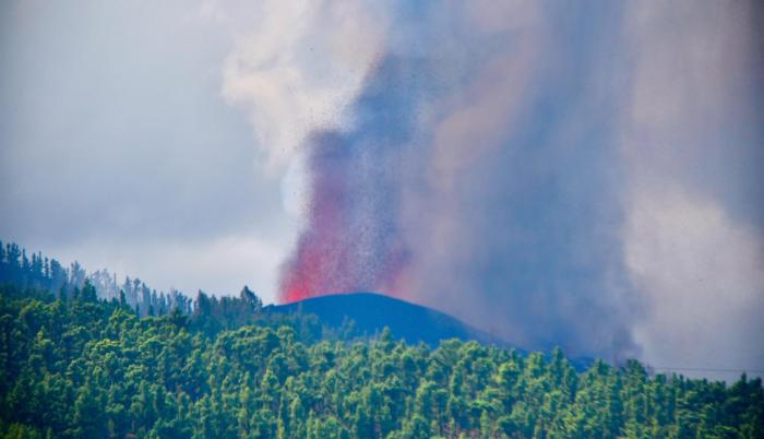La colada del volcán avanza a 700 metros por hora arrasando casas y cultivos
