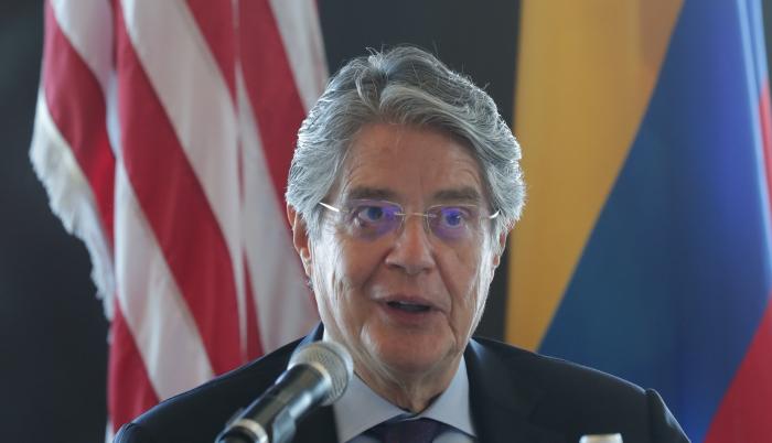 Fotografía cedida que muestra al presidente de Ecuador, Guillermo Lasso, hoy lunes durante una reunión en Nueva York. Lasso dedicó su primera jornada en N.Y. a reuniones con inversores y analistas, a los que trató de convencer del cambio registrado en su