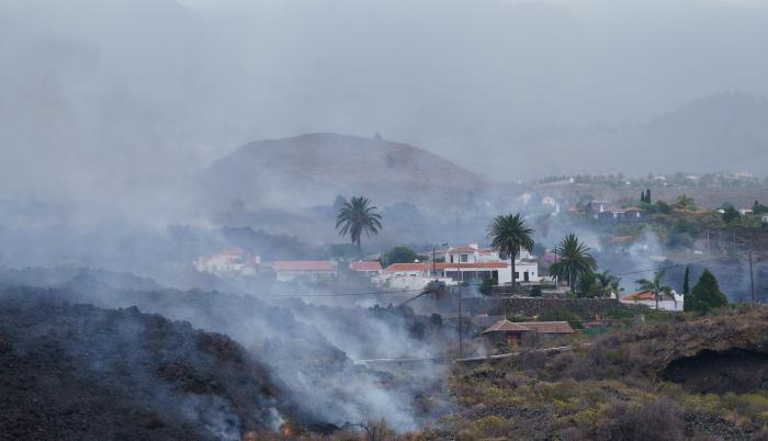 Una colada de lava provocada por la erupción que comenzó el 19 de septiembre en La Palma se desplaza por el bario de Todoque, en el municipio de Los Llanos de Ariadne, donde sus vecinos están siendo desalojados.