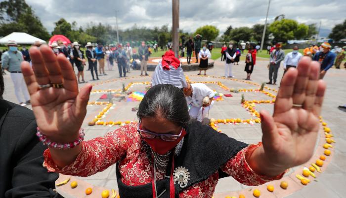 Indígenas ecuatorianos celebran la fiesta de la luna o Kulla Raymi, hoy, en Quito (Ecuador).