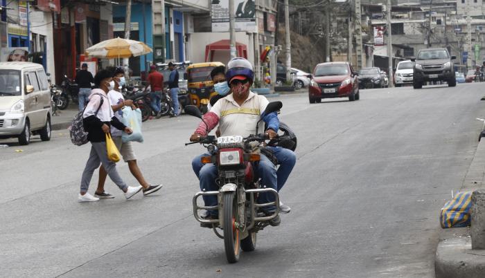 CIUDADANOS EN MOTO (7056550)