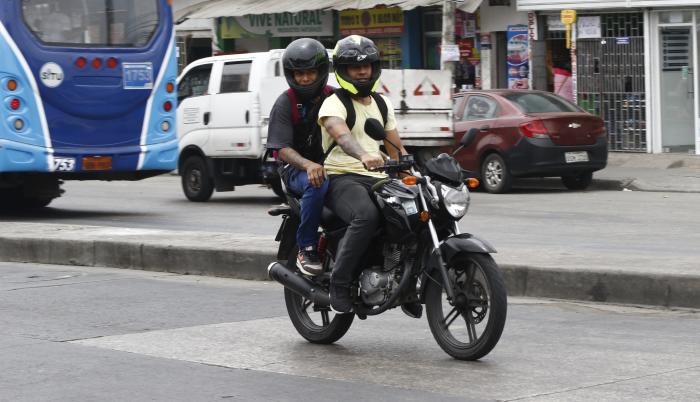 CIUDADANOS EN MOTO (7056524)