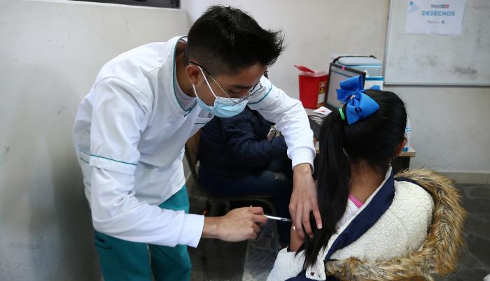 Una niña recibe una dosis de la vacuna contra la covid-19 en Quito (Ecuador).