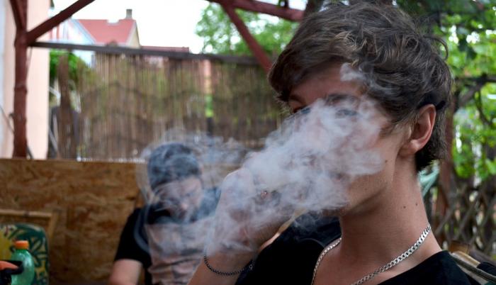 Joven fumando