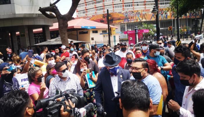 El concejal Héctor Vanegas ha debido atender en la calle a algunos ciudadanos.