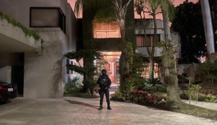 Operativo. Una gráfica de la casa allanada, ubicada en la urbanización Rinconada del Lago, en Samborondón.