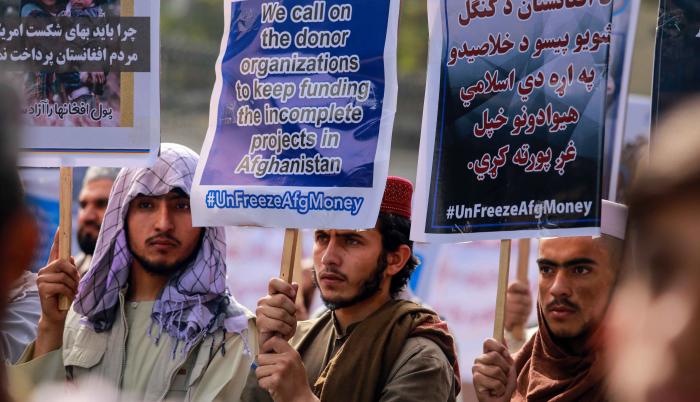 Protesta en Kabul para exigir a EE. UU.que descongele los activos y el dinero afganos incautados después de que los talibanes asumieron el control del país.