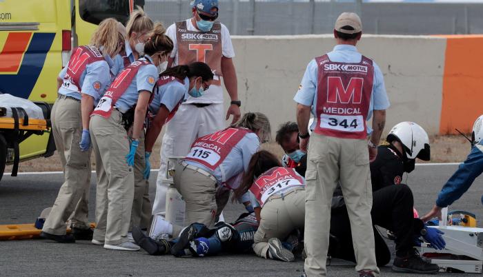El equipo médico atiende al piloto de SuperSport300 Dean Berta Viñales (Viñales Racing Team) accidentado durante la primera carrera del Campeonato del Mundo que se celebra este fin de semana en el Circuito de Velocidad de Jerez-Ángel Nieto en Cádiz.