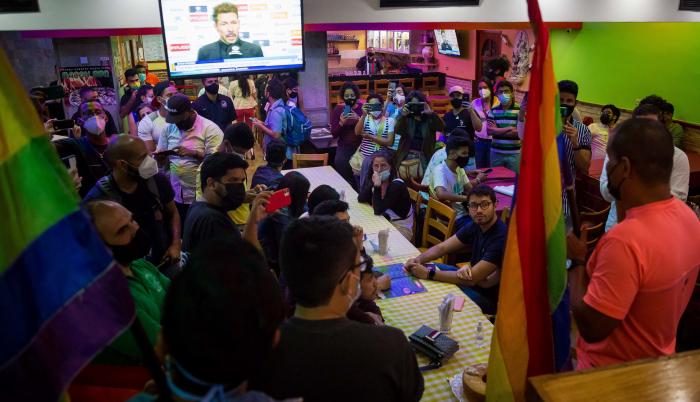 Dos jóvenes fueron expulsados de una pizzería por bailar agarrados.