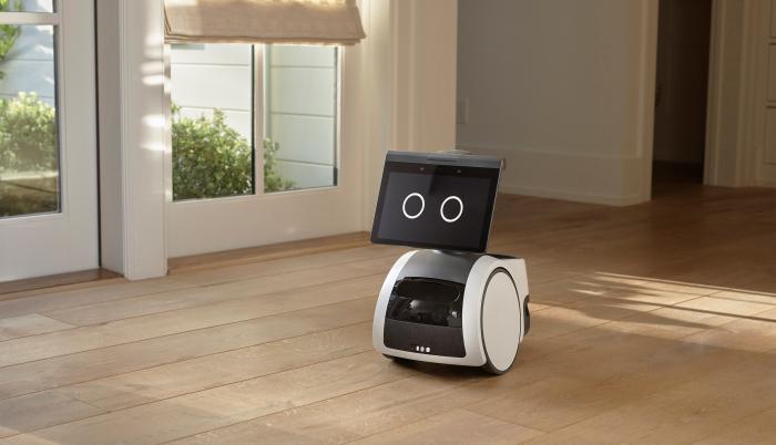 Fotografía cedida por Amazon donde se muestra su pequeño robot Astro mientras pase por una casa.
