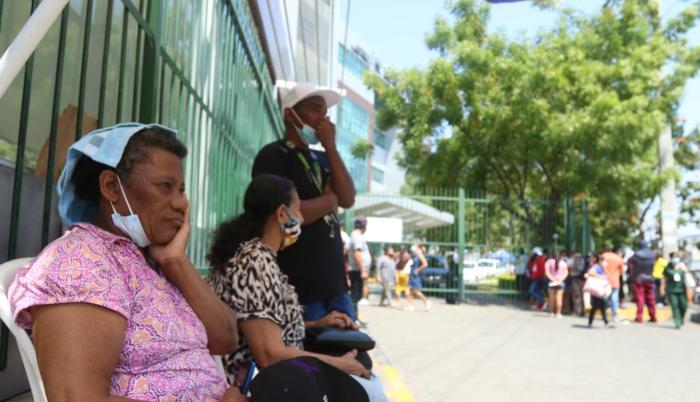 Familiares de un reo que fue señalado como quemado, afuera del Hospital Guayaquil.