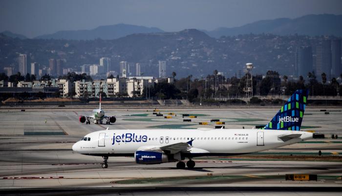 Fotografía de archivo de un avión de JetBlue Airbus en el aeropuerto de Los Ángeles (EE.UU.).