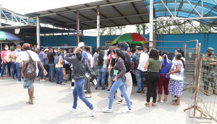 Algunos familiares de reos en el exterior de la Penitenciaría del Litoral.