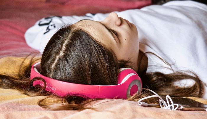 Mujer escuchando música. Algoritmos y gustos