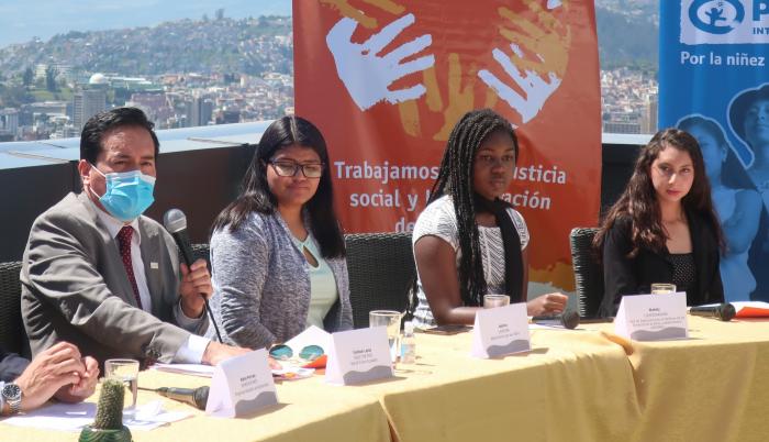 El director país World Visión, Esteban Lasso; Andrea, líder del Movimiento Por Ser Niña; la coordinadora Red de Organizaciones en Defensa de los Derechos de la Niñez y Adolescencia, Maholy; y Emilene, líder Red de Jóvenes Wambra Kunapak Yuyaykuna.